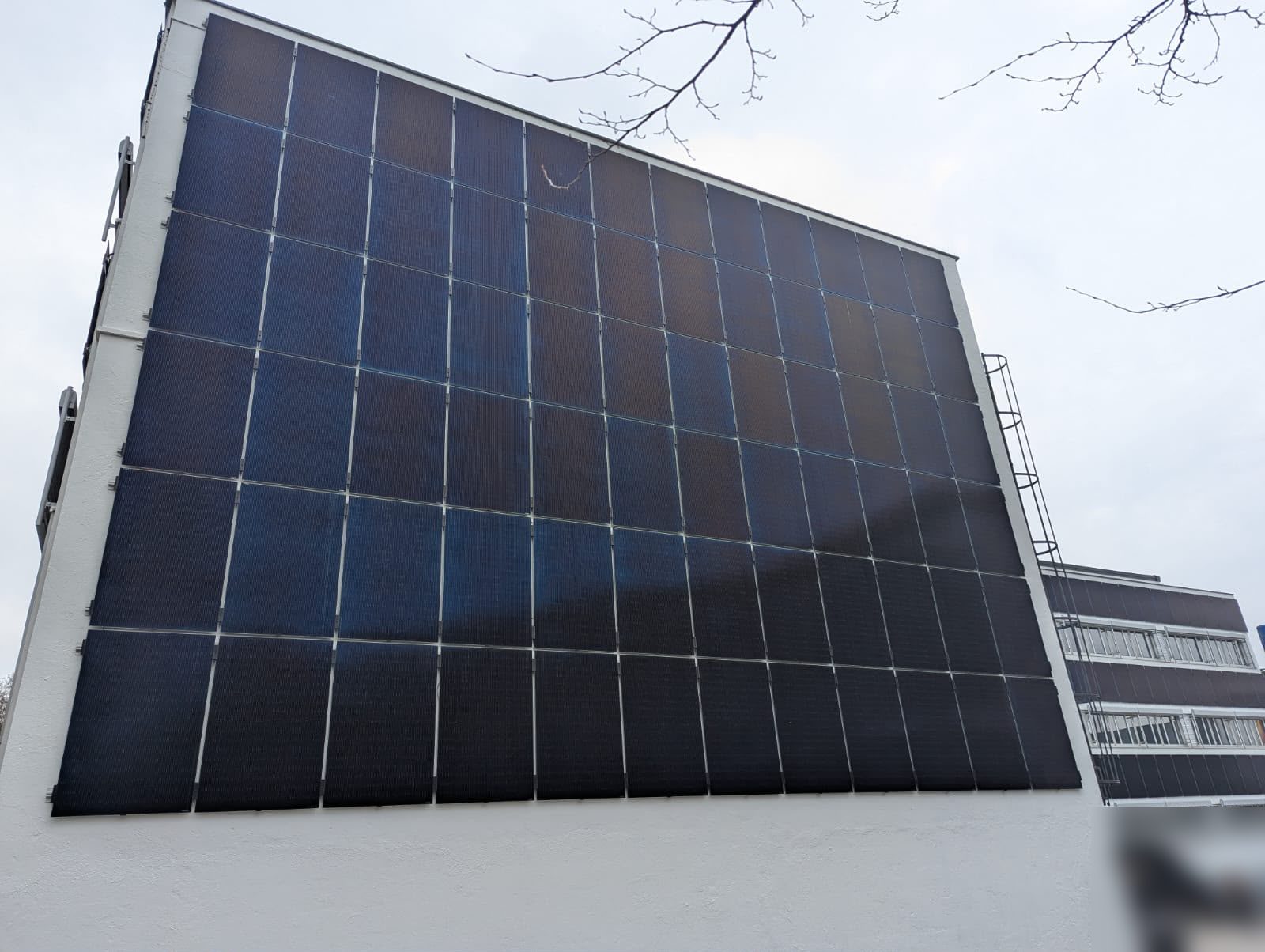 PV-Fassade an einem Bürogebäude in Hohenems